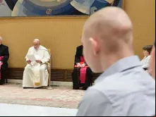 Papa Francisco saúda crianças com câncer na Polônia.