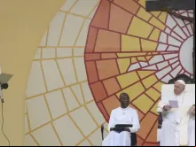 O papa Francisco escuta um homem na República Democrática do Congo