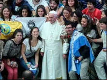 Papa Francisco com um grupo de jovens durante a JMJ Cracóvia 2016 