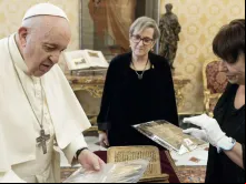 O Papa Francisco vê o livro sagrado de Qaraqosh no Vaticano.