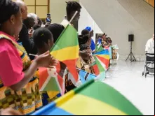 Papa Francisco recebeu um grupo de crianças da África no Vaticano ontem (29