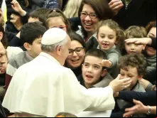 Imagem ilustrativa. Papa Francisco abençoa crianças no Vaticano.