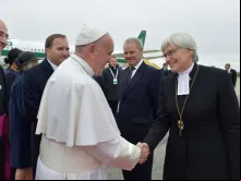 Papa Francisco saúda a bispa luterana Antje Jackelén no aeroporto de Malmö, na Suécia.