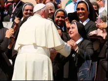 Papa Francisco com religiosas no Vaticano.