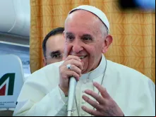 O Papa Francisco na coletiva de imprensa no avião em que voltou do Egito a Roma.