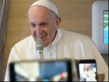 Papa Francisco em uma coletiva de imprensa no avião