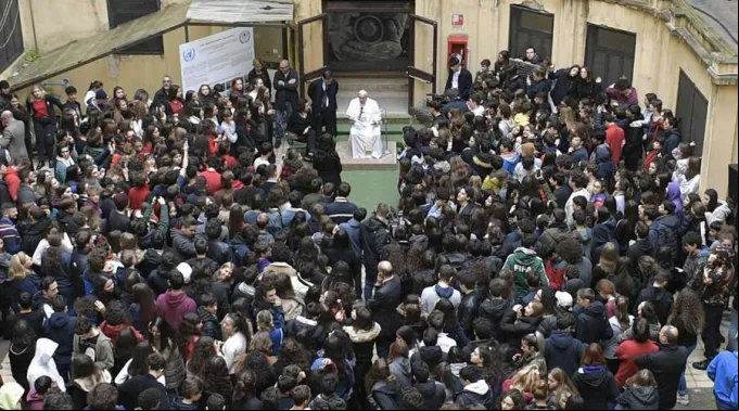 PapaFrancisco_visitabachillerato_20dic2019_VaticanMedia.jpg ?? 