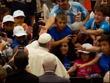 Papa rodeado por peregrinos durante a Audiência Geral.
