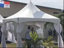 Papa Francisco atende a confissão de um dos menores na Panamá.
