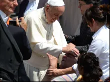 Papa Francisco abençoa um idoso enfermo.