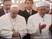 Papa Francisco na Mesquita Azul durante sua viagem à Turquia.