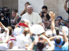 Papa Francisco em um encontro com os jovens na Praça de São Pedro.