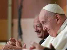 O papa Francisco participou de um encontro com os jovens de Scholas ontem (25) no Auditório Augustinianum.