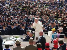 Papa saúda militares e policias presentes.