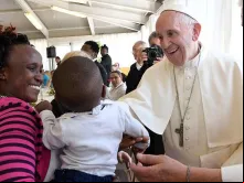 Papa cumprimenta a família migrante durante o almoço em Gênova.