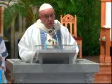 Papa Francisco na Missa de consagração do altar da Catedral Basílica de Santa Maria la Antigua, no Panamá. Captura Youtube.