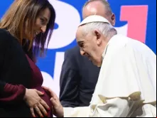 O papa Francisco abençoa uma mulher grávida durante o evento 'Estados Gerais de Natalidade' na Itália, em 12 de maio de 2023