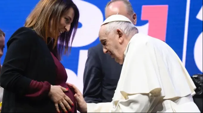 PapaMujerEmbarazada_VaticanMedia12052023.jpg
