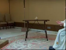 Papa fala, do Vaticano, às pessoas reunidas em Assis.