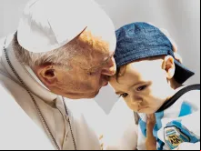 Papa Francisco abençoa um menino durante a Audiência Geral.