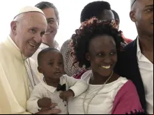 Imagem referencial. Papa Francisco abençoa pessoas africanas.