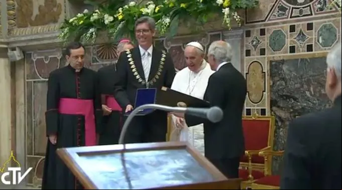 PapaPremioCarlomagno2016.jpg ?? 