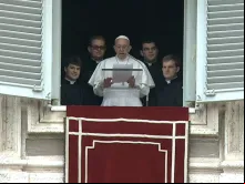 Papa durante o Regina Coeli acompanhado pelos novos sacerdotes.