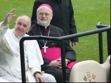 Papa saúda os fiéis antes da Missa.