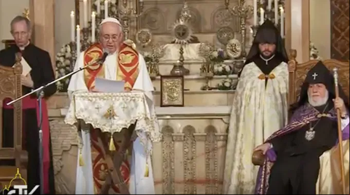 PapaSaludoCatedralArmenia.jpg ?? 
