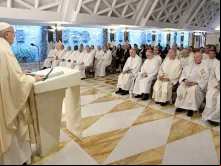 Papa celebrando a Missa.