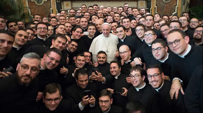 PapaSeminaristas_LOR_111216.jpg ?? 