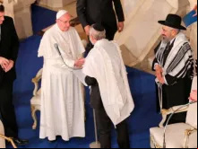 Papa saúda o Rabino Chefe de Roma na sinagoga de Roma.