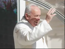 Papa sorri aos peregrinos durante a Audiência Geral.