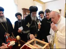 Papa Francisco beija a relíquia que recebeu de presente de Tawadros II