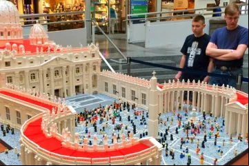 PapaVaticanoLego_TwitterParkwayMuseums_100915.jpg
