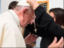 Papa Francisco recebe um terço de uma mulher libertada da prostituição 