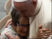 Papa abraça uma peregrina durante a Audiência Geral.