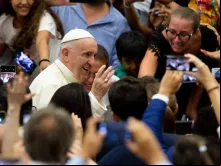 Papa Francisco ao entrar na Sala Paulo VI para a Audiência.