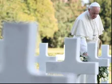 Papa Francisco no cemitério norte-americano de Nettuno.