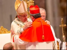 Papa Francisco saúda Cardeal António Marto.