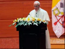 O Papa pronuncia seu discurso às autoridades. Foto. Edward Pentin