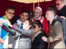 Papa fazendo uma selfie com os jovens.