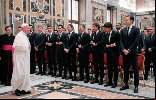 Papa saúda os jogadores da seleção alemã.