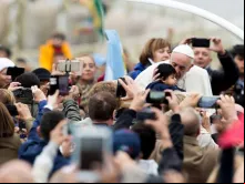 Papa Francisco saudando fiéis.