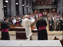 O Papa abençoando os fiéis na Pro-catedral.