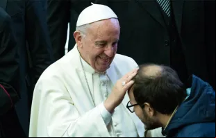 Papa saúda um peregrino na Audiência.