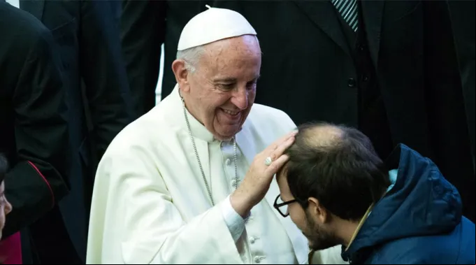 PapaYPeregrinoAudiencia23noviembreLuciaBallesterACIPrensa.jpg ?? 