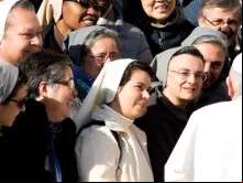 Papa Francisco saúda religiosas ao final da Audiência Geral.