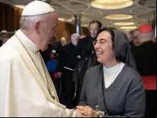 Ir. Alessandra Smerilli HMA cumprimentando o Papa Francisco no Vaticano.