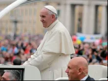 Papa percorre a Praça de São Pedro e saúda os fiéis.